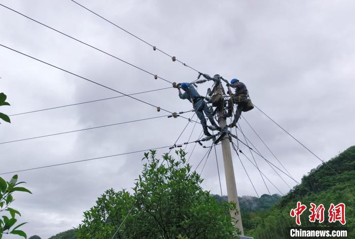 广西遭遇强降雨 电力通信部门全力抢修因灾停电设施