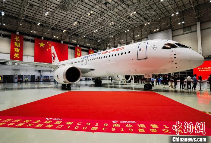 中国东方航空接收增订100架C919首架机