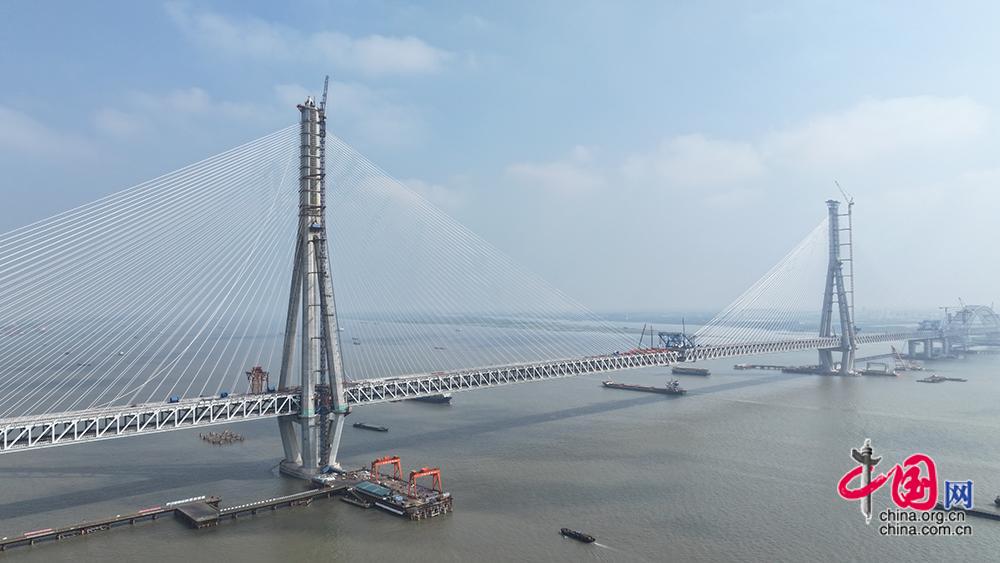 世界跨度最大斜拉桥钢桁梁吊装完成 预计6月初全桥合龙