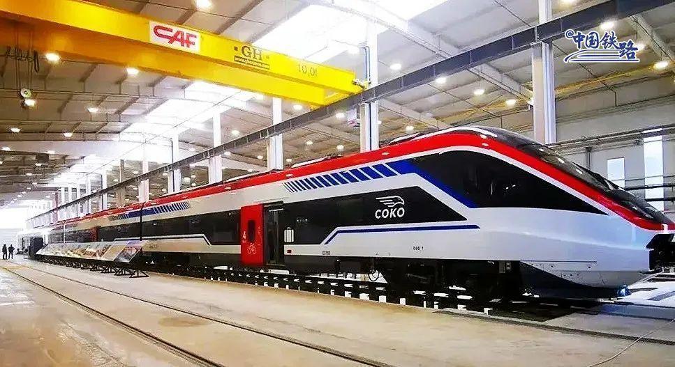 中国研制的匈塞铁路高速动车组在塞尔维亚首次亮相