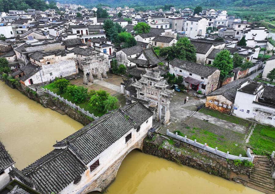 安徽南部古村落在洪水中经受考验