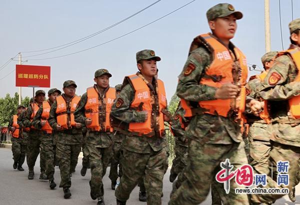 河北省廊坊军分区组织民兵分队开展防汛救灾综合演练