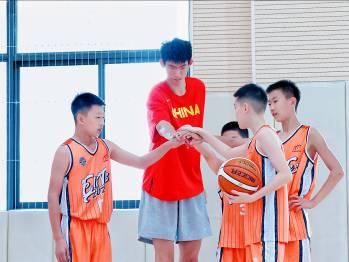国青队男篮走进校园 激发鹿鸣少年篮球梦
