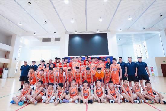 国青队男篮走进校园 激发鹿鸣少年篮球梦