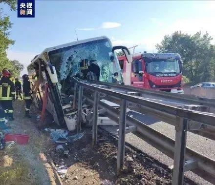 意大雷火电竞利：载25名中国游客旅游大巴撞上高速护栏