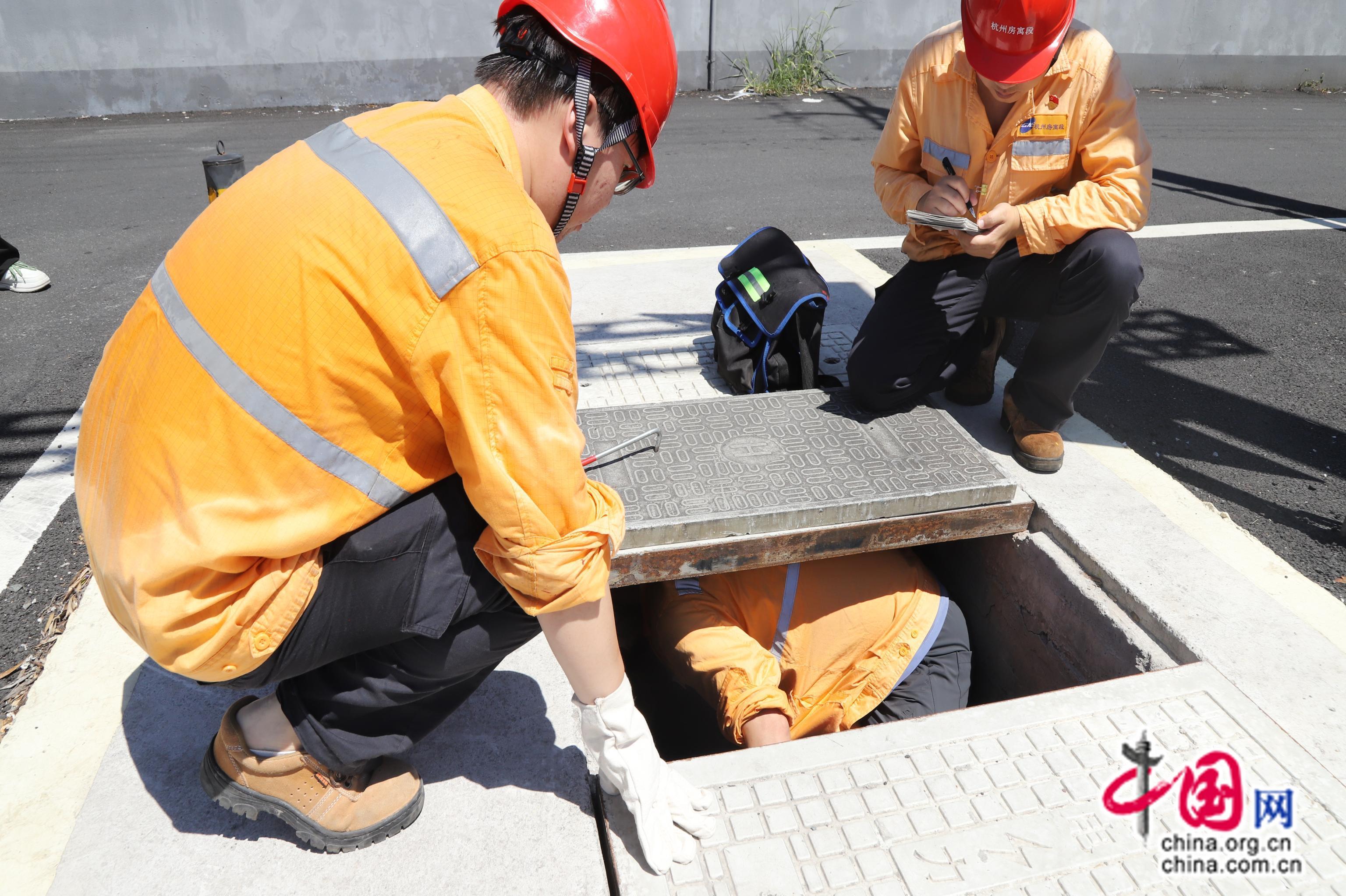 杭州房建公寓段：管道医生用耳朵为供水管道听诊