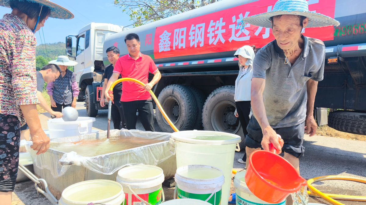 泸州合江大桥镇：代表送水解民忧，滴滴甘露润民心