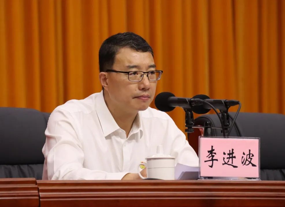 县委书记李进波出席会议并讲话,代表县四班子向全县广大教师和教育