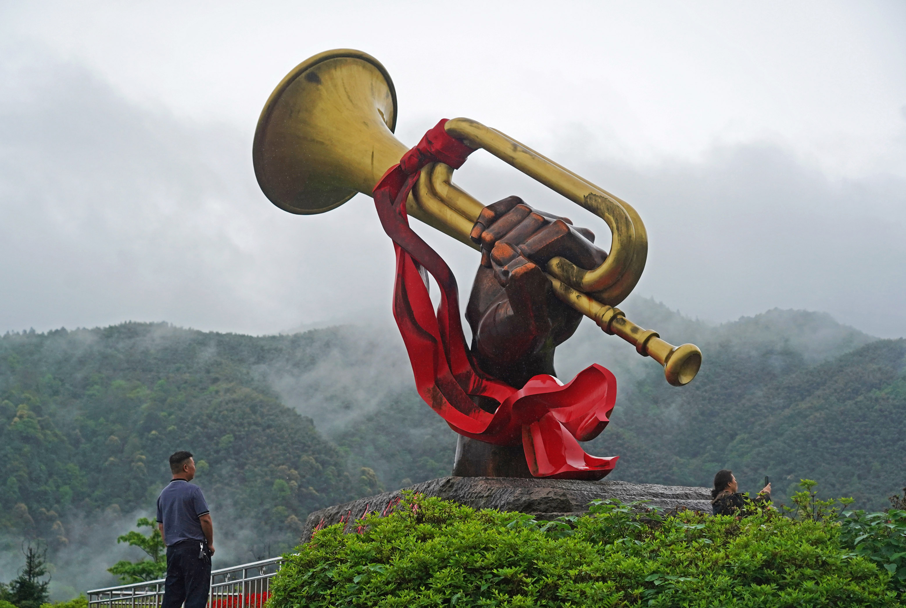 总的来说,六个坚持是对四个坚持的继承和发展,它更加全面,深入地