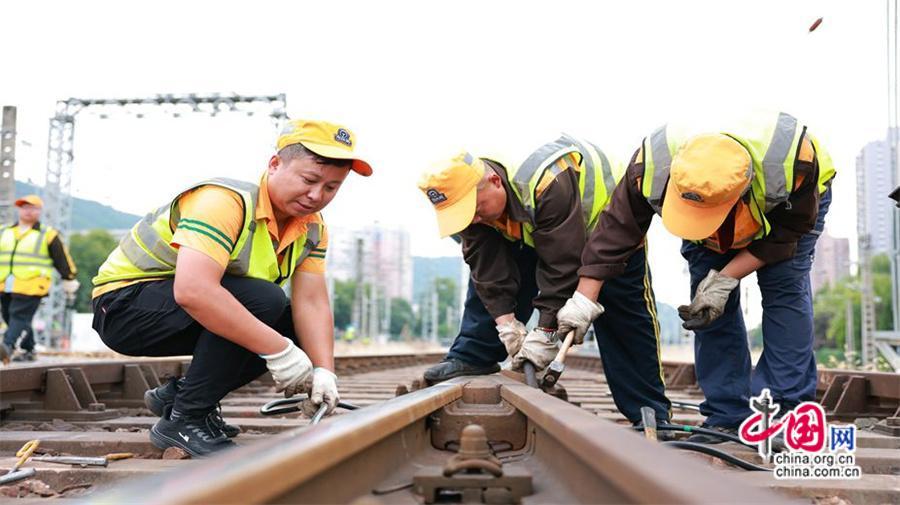 宝鸡电务段：秋检秋鉴护铁路 技精技强筑防线