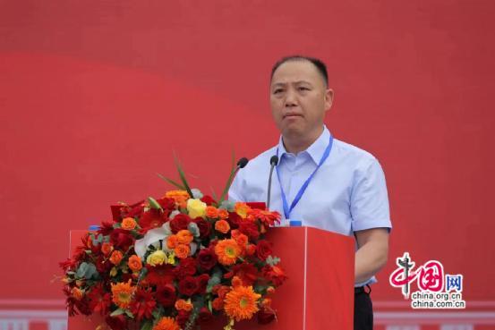 县委书记刘厚见出席并讲话,县委副书记,县长杨韶辉主持大会.