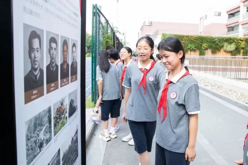 苏州市"流动的荣誉室"军休干部事迹巡展走进南环实验中学