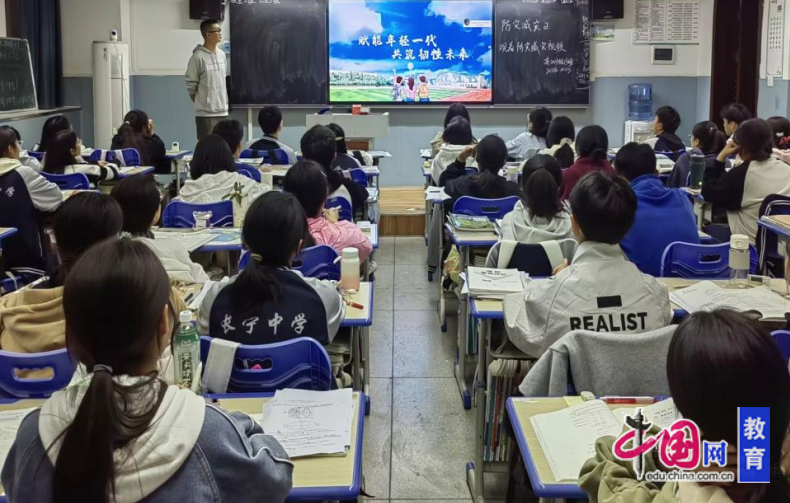 的形式,由学校统一准备防灾减灾知识视频资料,充分利用周日夕会时间