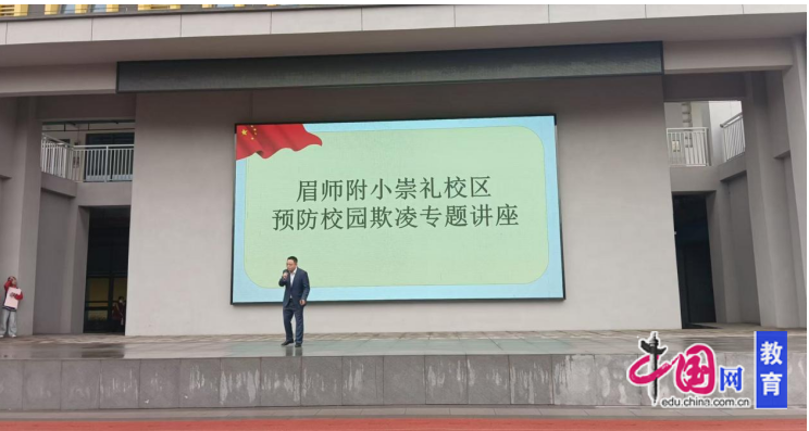 讲座在上午准时拉开序幕,在主持人串讲与介绍后,任律师走上主席台.
