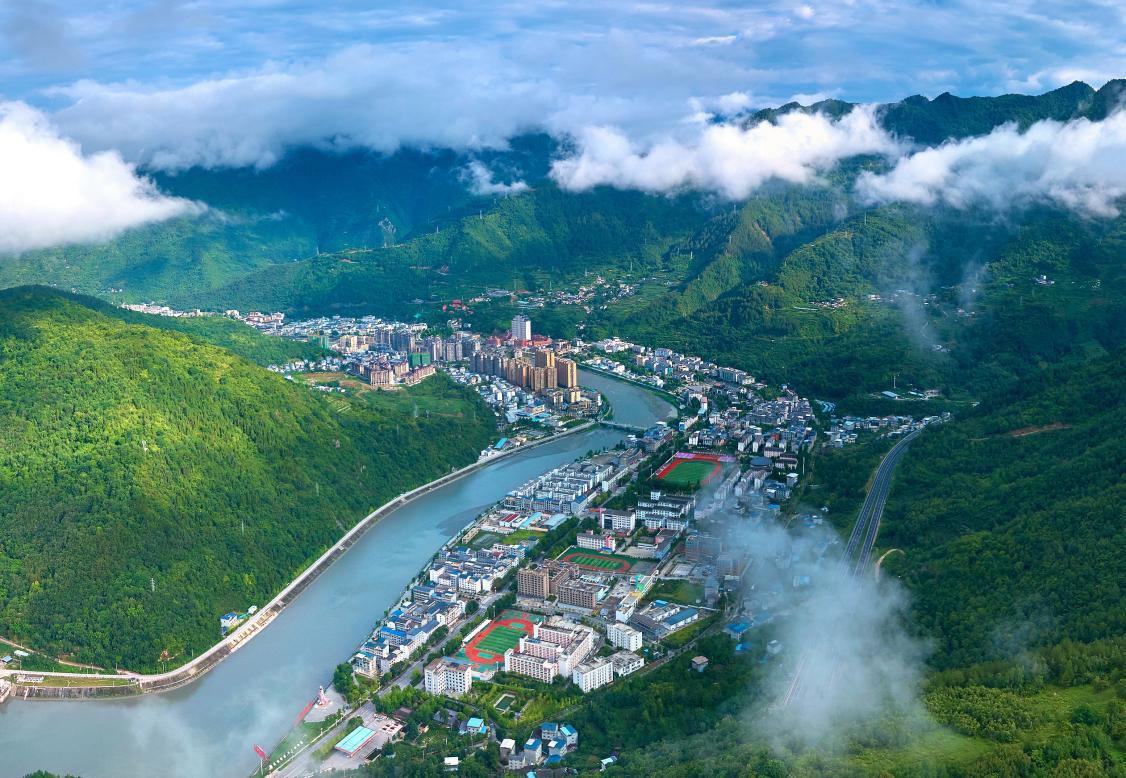 近年来,平武县聚焦城市发展短板弱项,强力推动城市更新行动,用"整容"