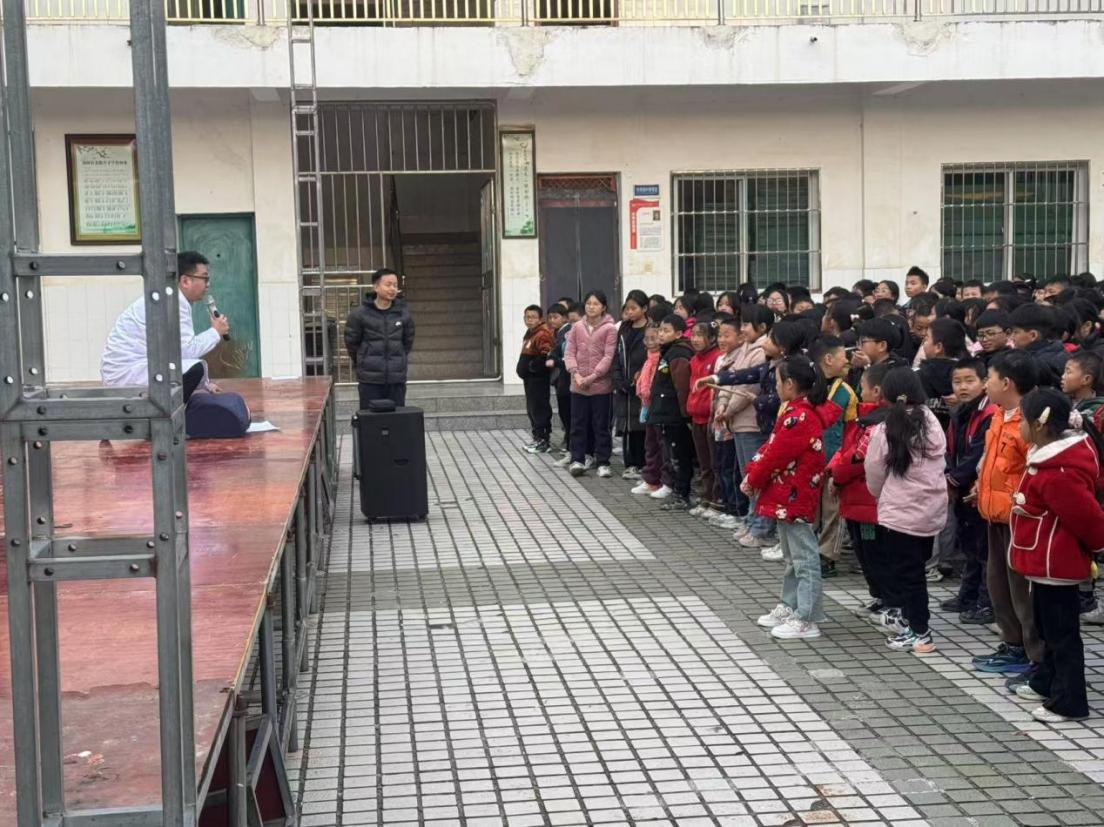 剑阁县龙源镇:应急救援演练进校园 保障师生健康安全