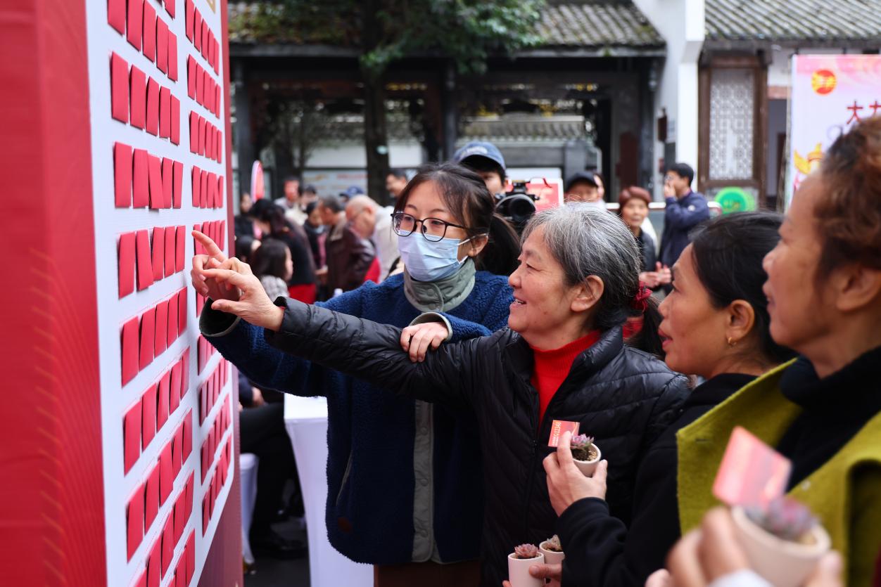 成都高新区卫健局联合芳草街街道办事处开展2024年成都高新区“宪法宣传周”暨第六