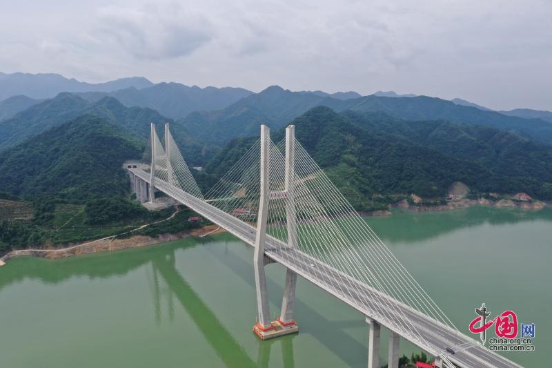 運營中的雪峰湖大橋.jpg