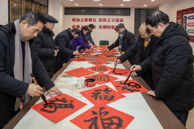 泸州市合江县老年诗书画研究会开展迎春送福下乡活动