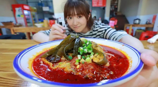 知名博主绵羊料理:青梅林畅饮梅见,连呼好喝不停歇