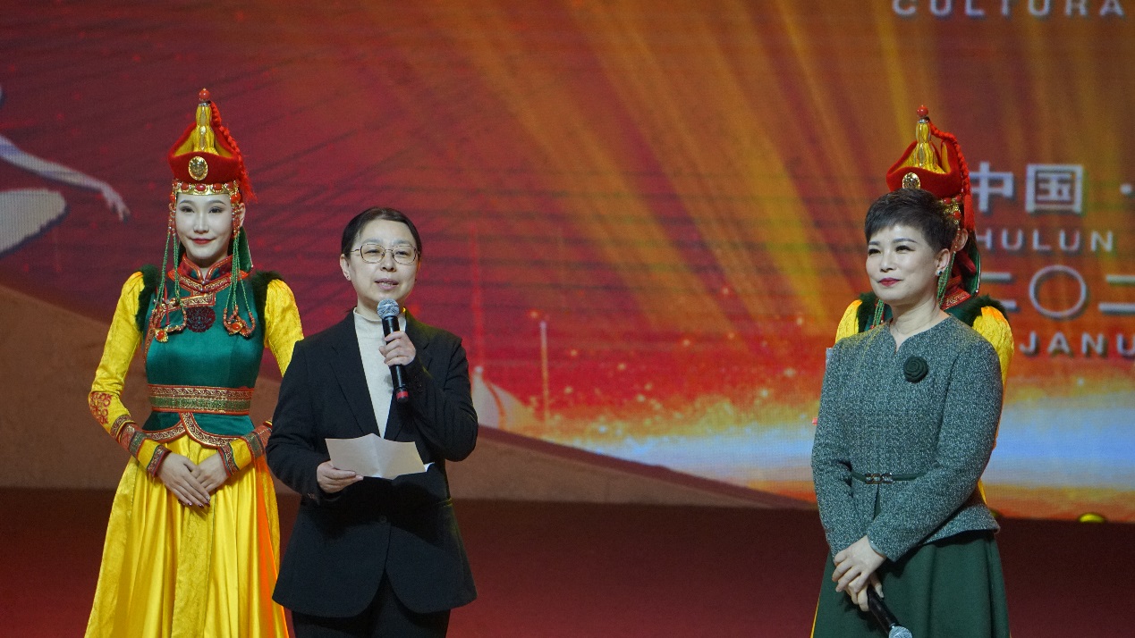《歌从田野来:中国北方少数民族民间音乐濒危抢救项目——达斡尔族、鄂伦春族、鄂温克族》新成果发布暨赠书仪式在呼伦贝尔大剧院隆重举行_中国网