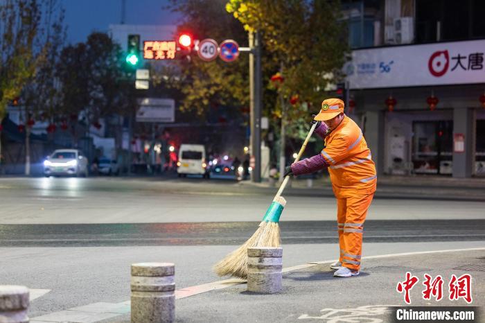 PG电子平台新春走基層）“城市美容師”的新年照片：鏡頭定格溫情瞬間(图2)