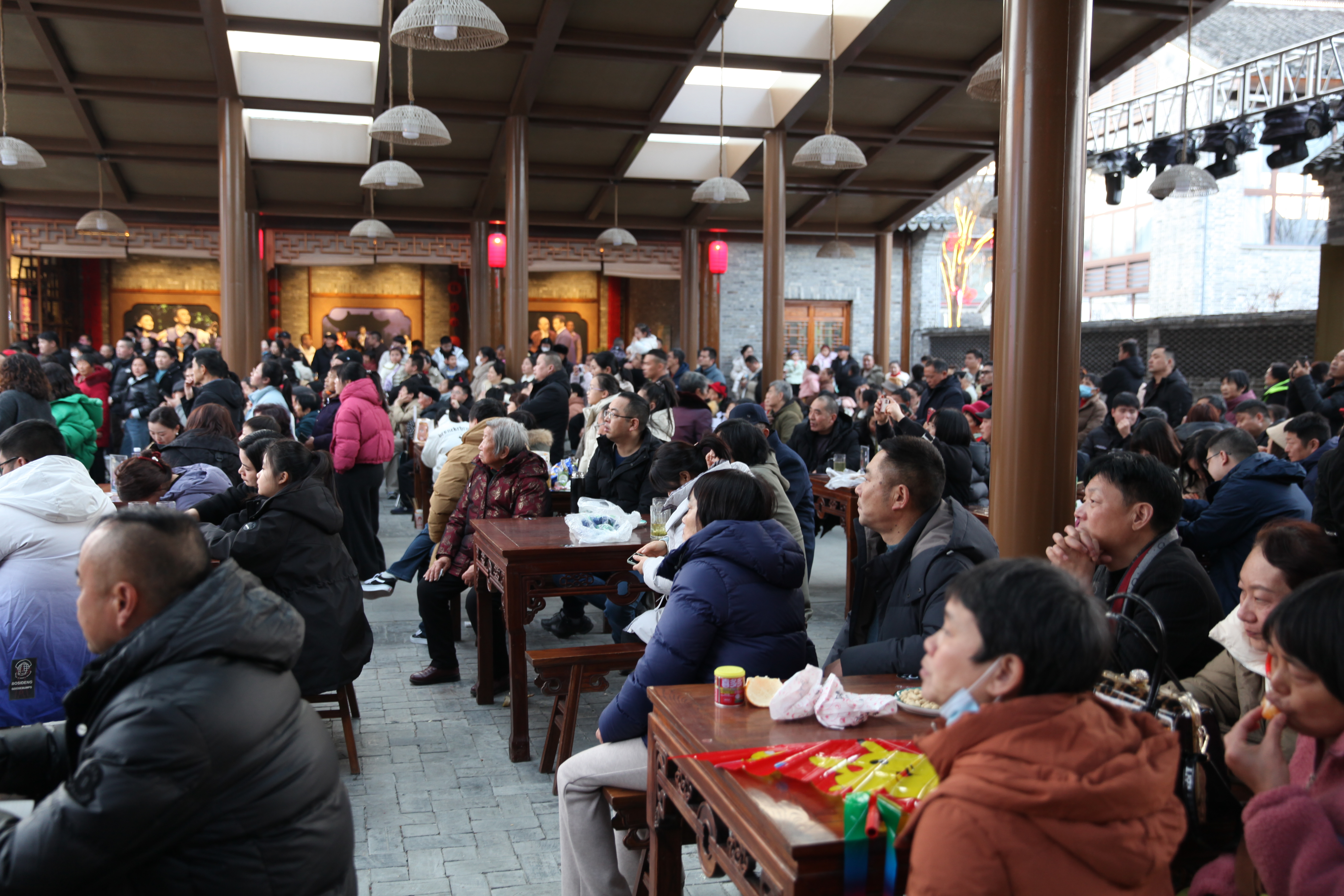 新春走基层| 小镇有好戏欢喜过大年_中国网