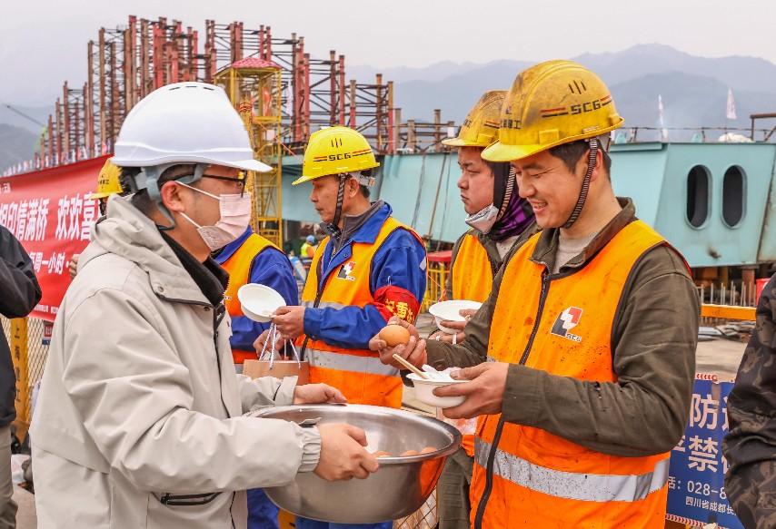 工地鬧元宵！“青城大橋”項目建設(shè)忙，都江堰市民為一線建設(shè)者送溫暖慶元宵