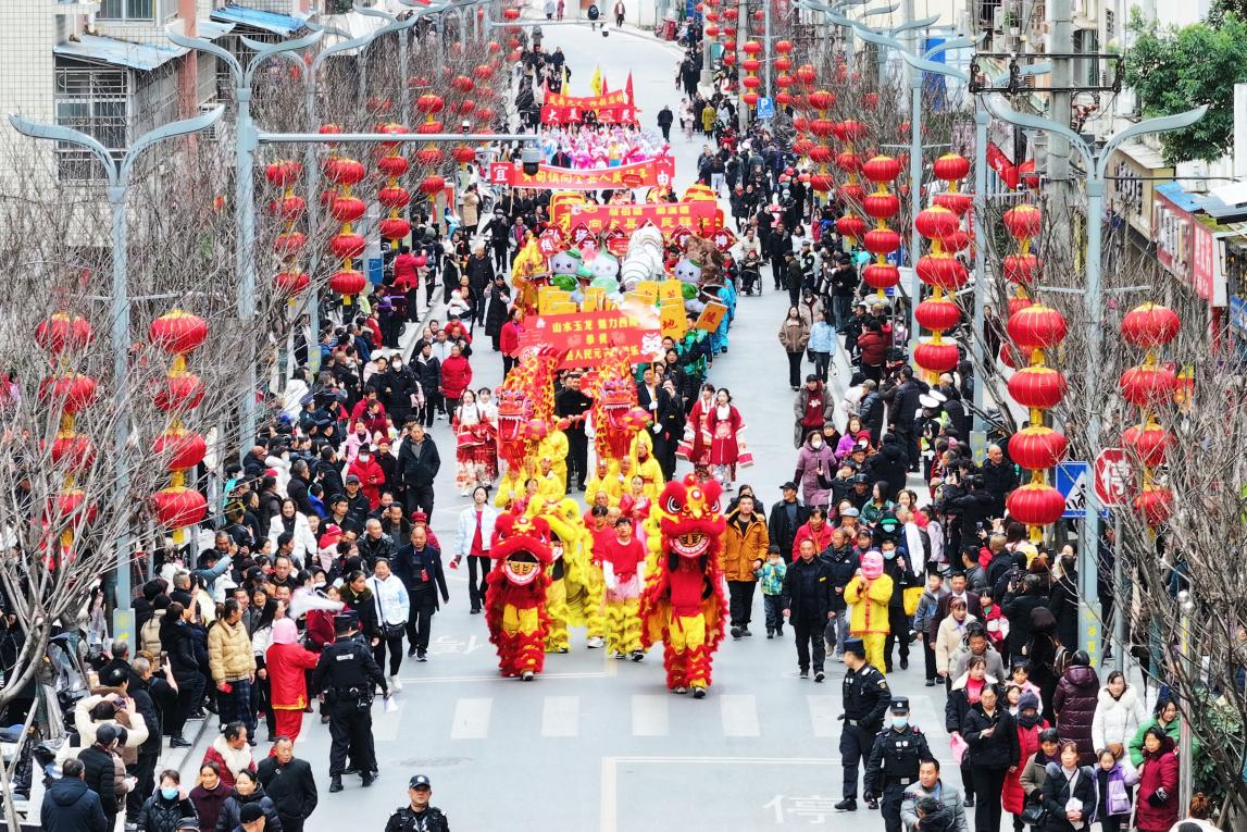 綿陽(yáng)鹽亭：多彩民俗鬧“元宵” 市民樂(lè)享視聽(tīng)盛宴