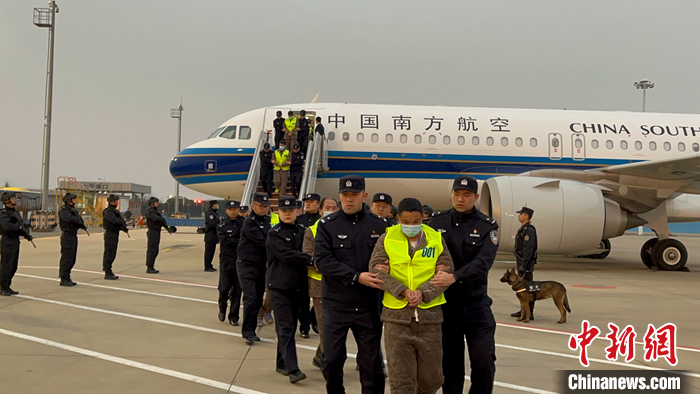 首批200名妙瓦底地区中国籍涉诈犯罪嫌疑人被押解回国