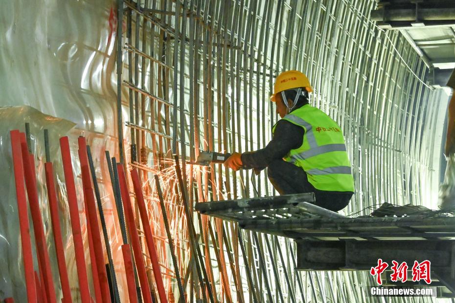 青海西宁至四川成都铁路四川段首座隧道顺利贯通_中国网