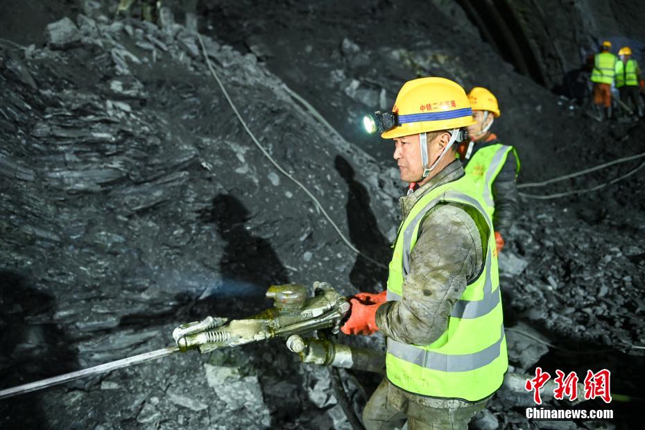 青海西宁至四川成都铁路四川段首座隧道顺利贯通_中国网