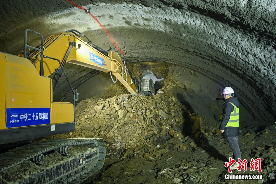 青海西宁至四川成都铁路四川段首座隧道顺利贯通_中国网
