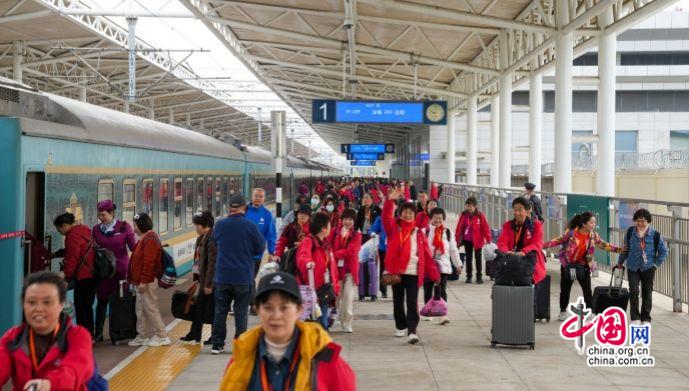 时评：银发专列铺就“夕阳红”幸福出行路
