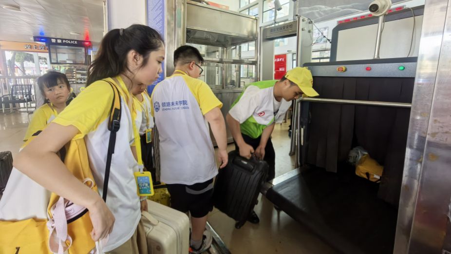 专属守护！萍乡站护航30名萌娃开启研学之旅