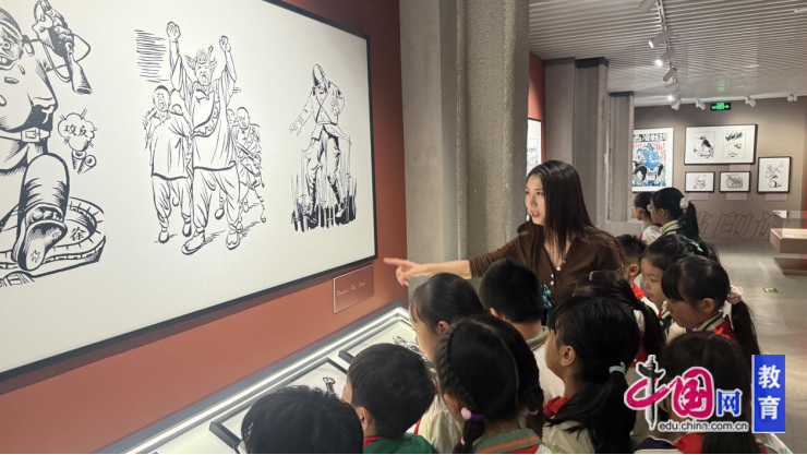 走出教室学历史!成都和平街小学在报业馆里解锁“老报纸+新画作”课堂(图1)