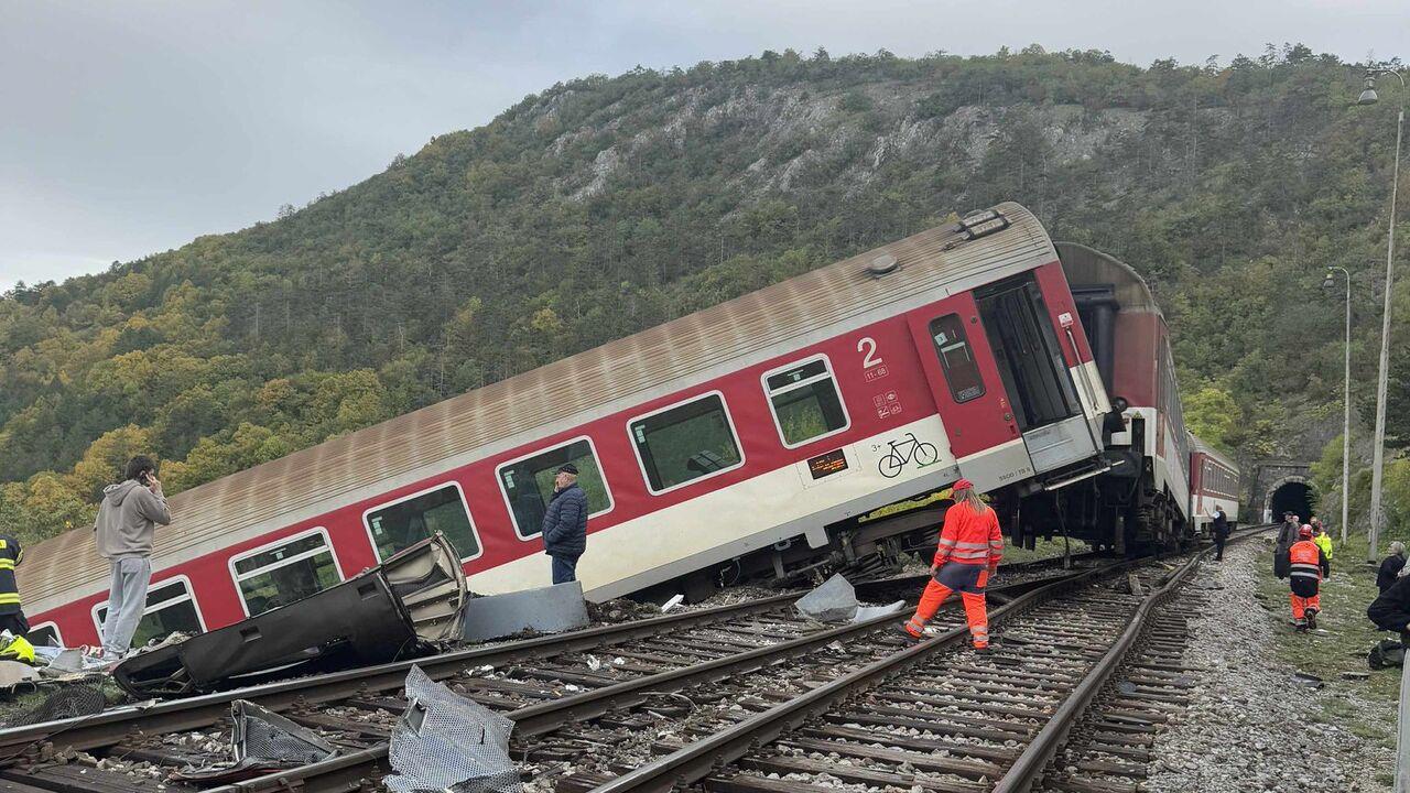 斯洛伐克火车相撞致约百人受伤 或因人为失误所致