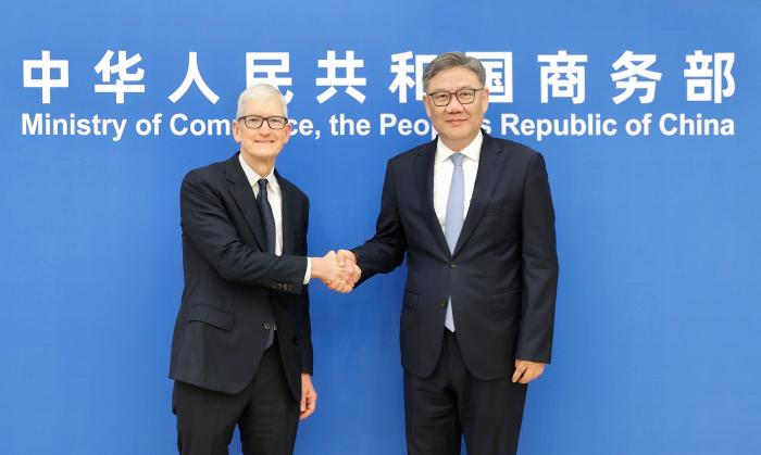 商务部部长王文涛会见苹果公司首席执行官蒂姆