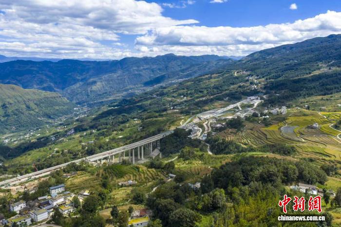 四川宜攀高速宁攀段全线贯通 预计年底通车