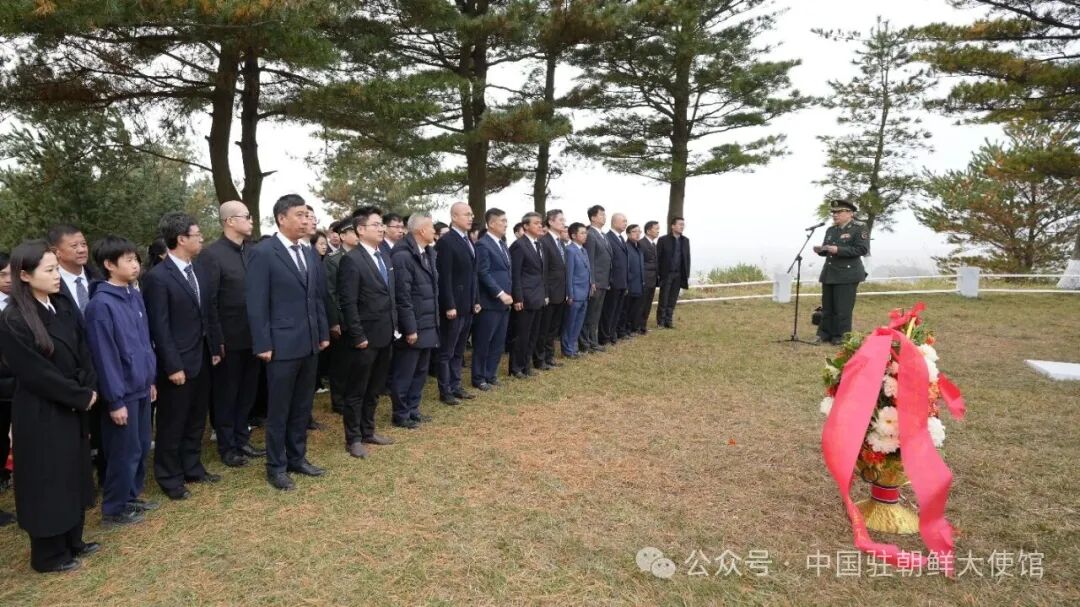 中国驻朝鲜使馆祭扫洗浦中国人民志愿军烈士陵园