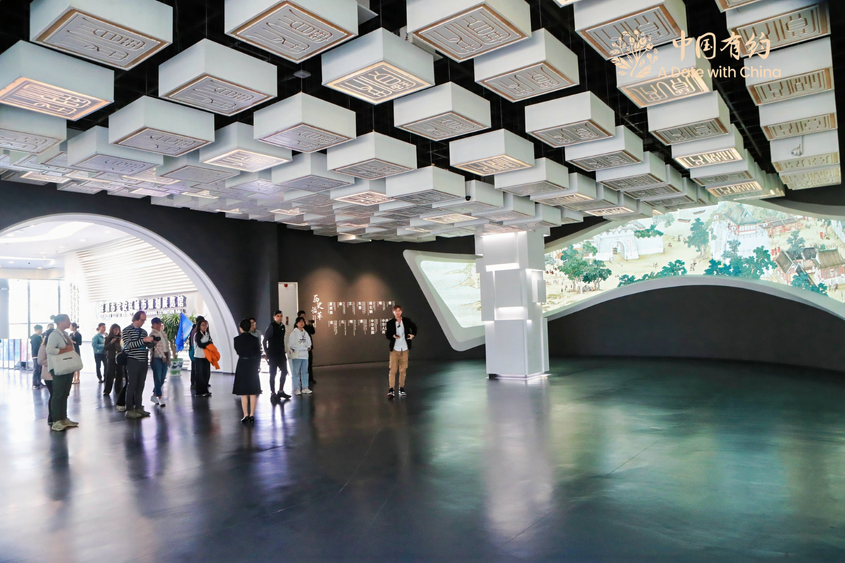 外国人打卡深圳宝安图书馆体验科技赋能阅读智慧交融