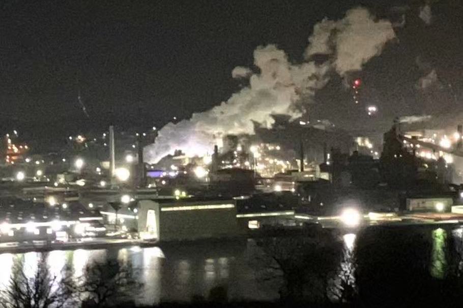 日本一钢铁厂起火爆炸 大火未熄