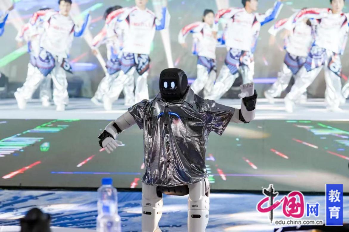 南昌师范学院体育学院舞蹈队惊艳亮相江西南昌各界青年迎新汇报会(图2)