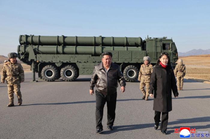 朝鲜进行更新型大口径火箭炮武器系统试射 金正恩观摩