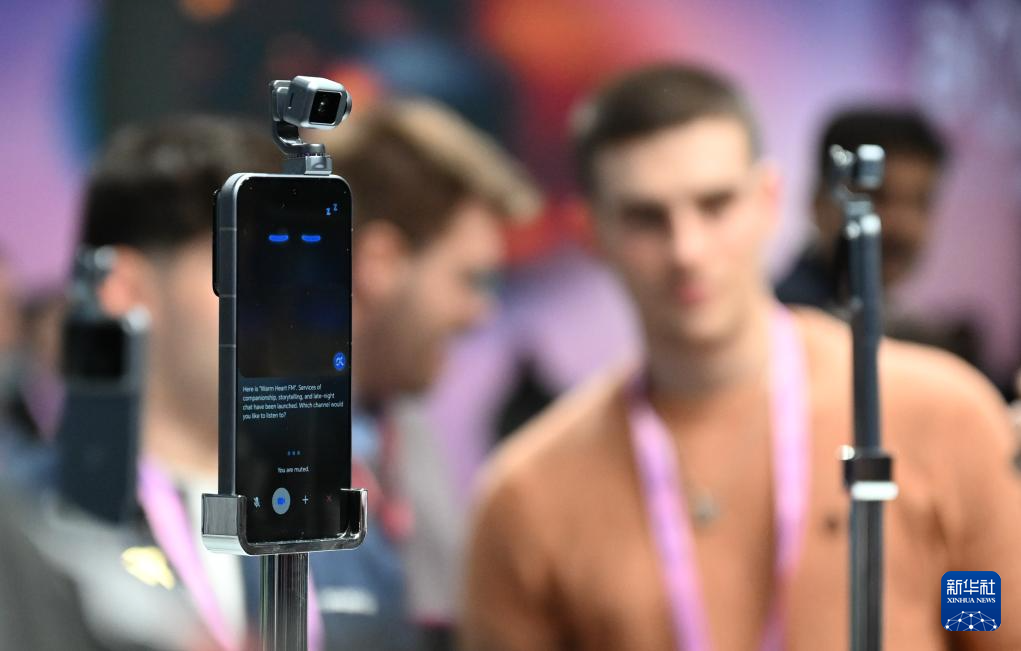 国际观察丨从“云端对话”到“端侧执行”——机器人手机折射中国AI智能体加速应用(图1)