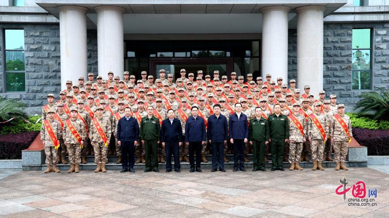 新兵大合影。（黄吴方晓 摄）.jpg