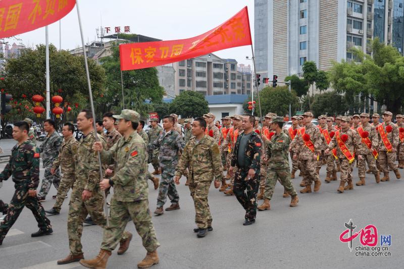 欢送新兵。（黄吴方晓 摄）.jpg