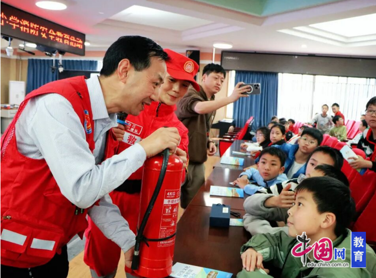 消防知识进校园安全快乐伴童年成都武顺街小学开展消防安全教育活动(图2)