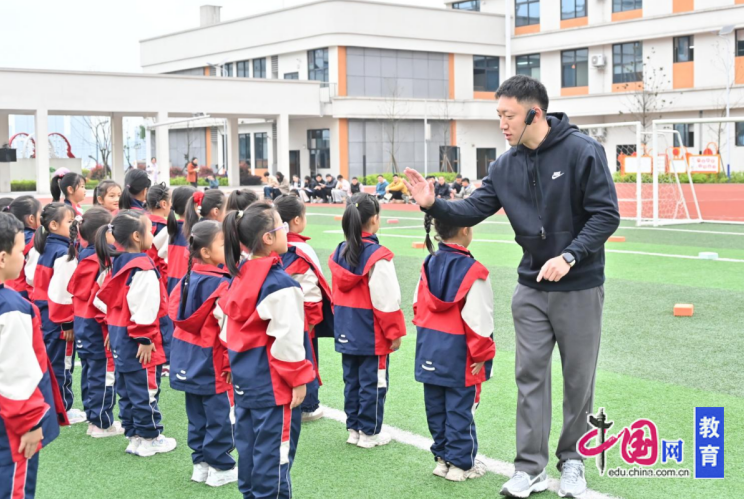 宜宾翠屏2025年新进体育教师学科培训及课堂考核活动在中山街小学举行(图3)