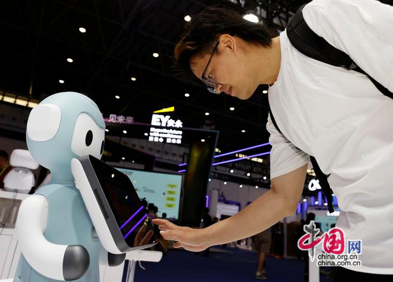 消博会上演“科技秀”！“陆地航母”+AI眼镜解锁未来生活新方式(图1)